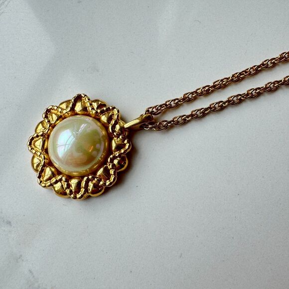 French Designer Nina Ricci Vintage Pearlescent Pendant Necklace - Picture 6 of 10